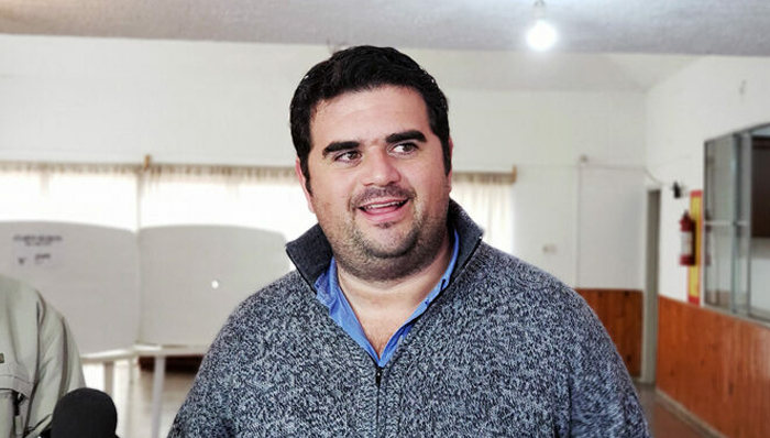 Nicolás Olivera realizó planteos por liceo de Quebracho y piletas de Mevir