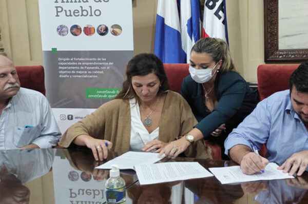 La Intendencia de Paysandú firmó convenio con Sellin para el desarrollo del emprendeurismo del interior
