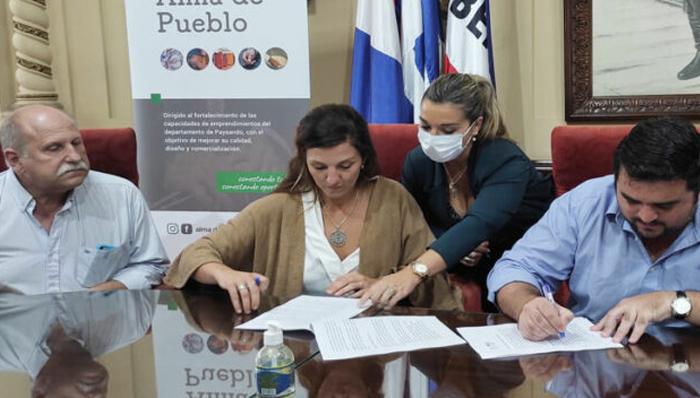 La Intendencia de Paysandú firmó convenio con Sellin para el desarrollo del emprendeurismo del interior
