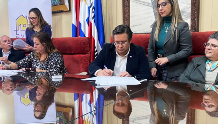 Intendencia sanducera y Ministerio de Vivienda firmaron convenio para relocalizar y regularizar asentamientos